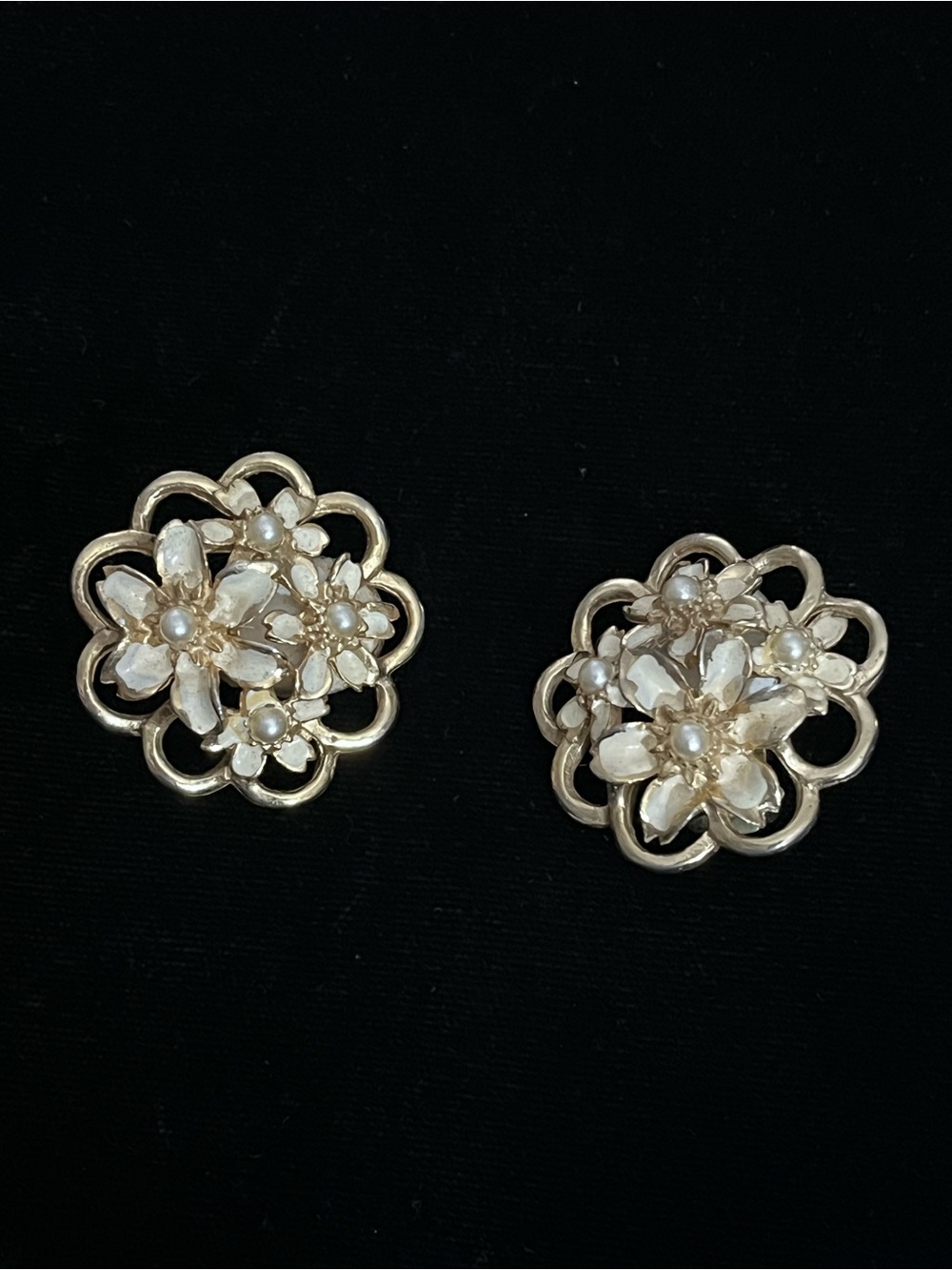 Vintage 60s Gold Tone Enamel Pearl Flower Clip On Earrings